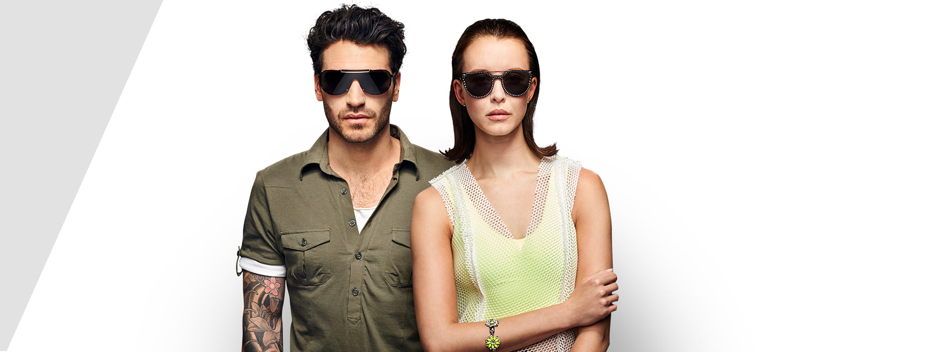 Zwei Models tragen Versace Sonnenbrillen.